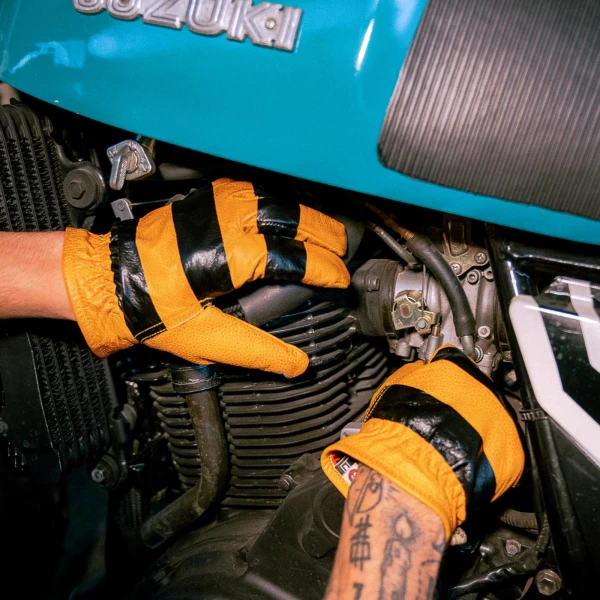 Pitt Raw Gloves completano un outfit custom sobrio e autentico.