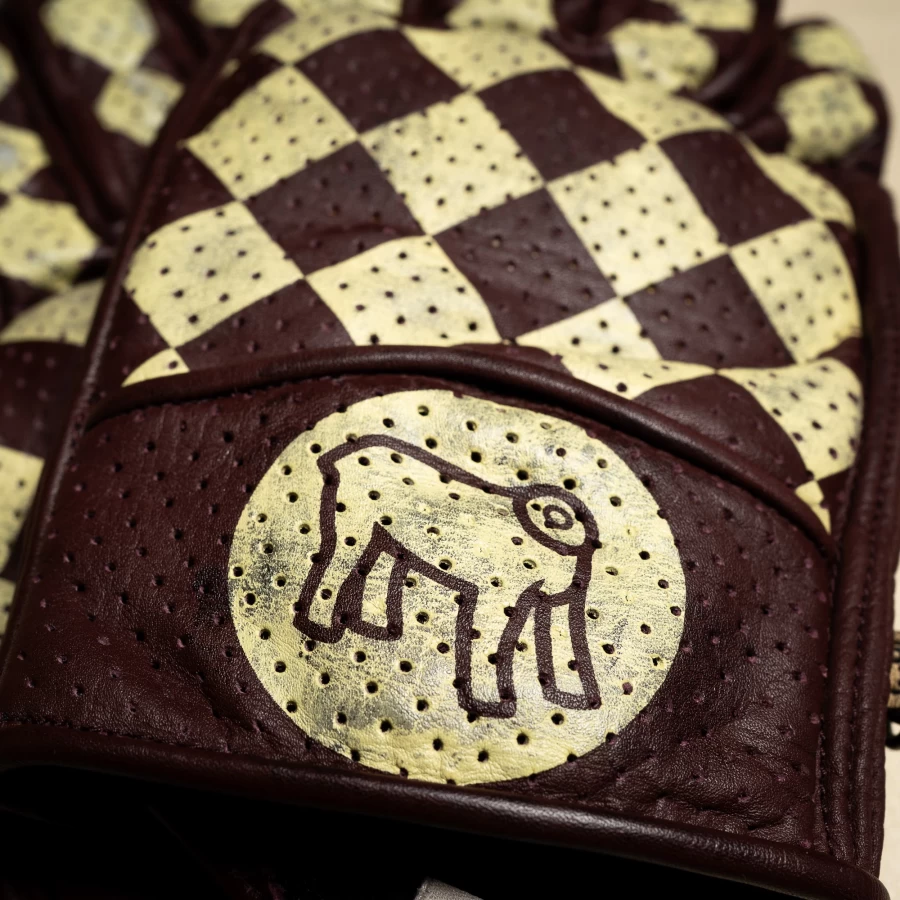Dettaglio dei guanti Bullit Insulto con finiture in pelle e carattere vintage essenziale.