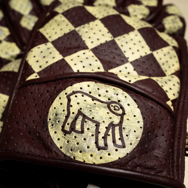 Dettaglio dei guanti Bullit Insulto con finiture in pelle e carattere vintage essenziale.