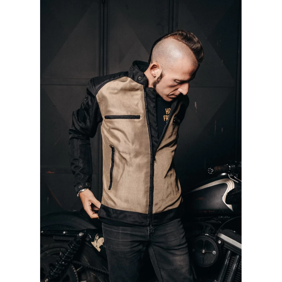 Light summer fit of the Rete Gold 2025 jacket on an urban rider for hot-weather rides.