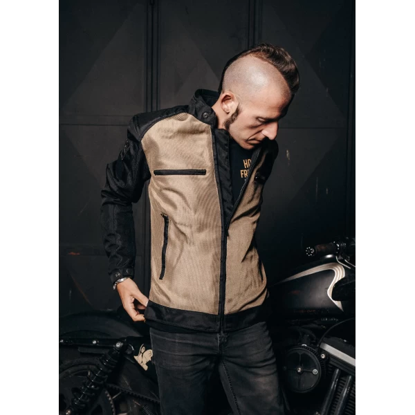 Light summer fit of the Rete Gold 2025 jacket on an urban rider for hot-weather rides.