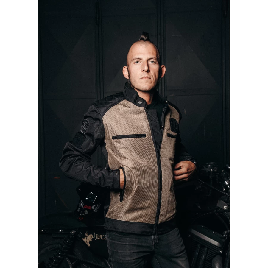 Light summer fit of the Rete Gold 2025 jacket on an urban rider for hot-weather rides.