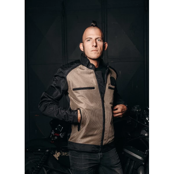 Light summer fit of the Rete Gold 2025 jacket on an urban rider for hot-weather rides.