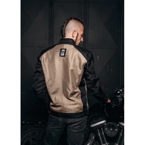 Light summer fit of the Rete Gold 2025 jacket on an urban rider for hot-weather rides.