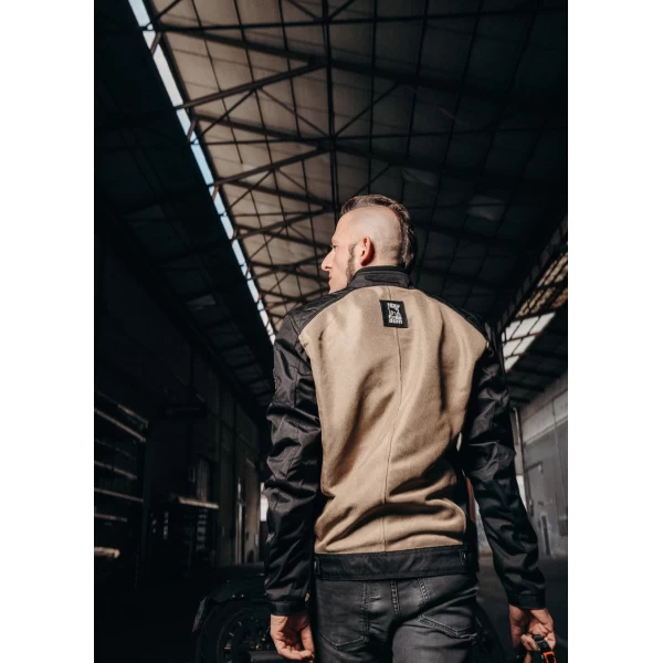 Light summer fit of the Rete Gold 2025 jacket on an urban rider for hot-weather rides.