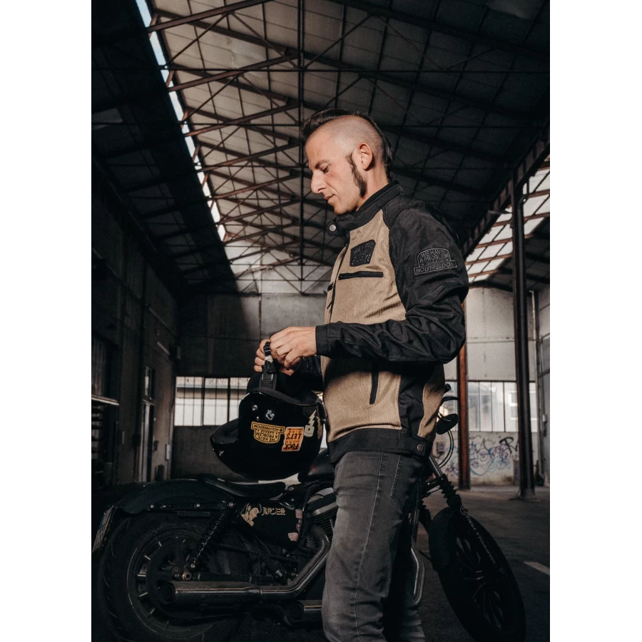 Light summer fit of the Rete Gold 2025 jacket on an urban rider for hot-weather rides.
