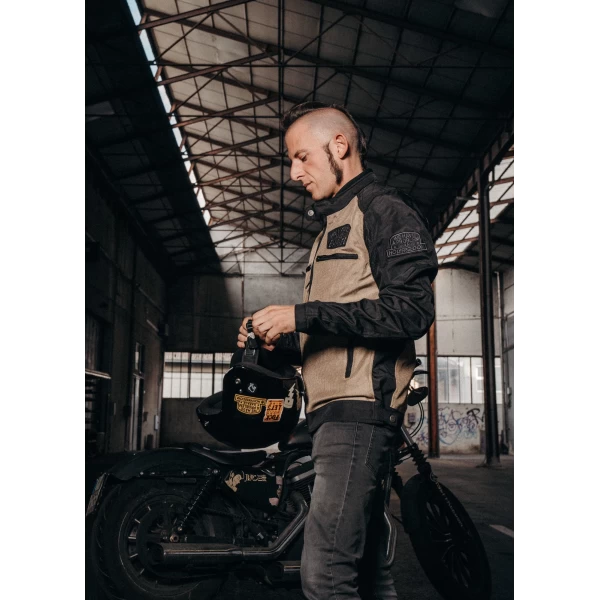 Light summer fit of the Rete Gold 2025 jacket on an urban rider for hot-weather rides.