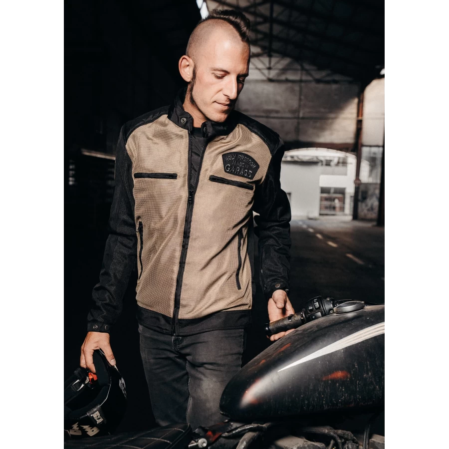 Light summer fit of the Rete Gold 2025 jacket on an urban rider for hot-weather rides.