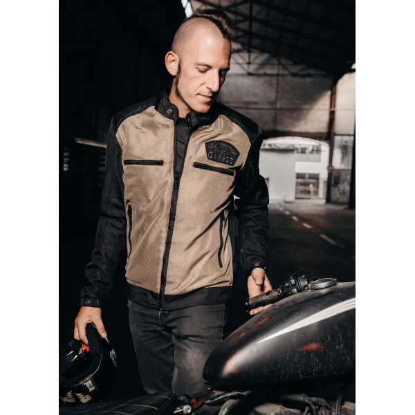 Light summer fit of the Rete Gold 2025 jacket on an urban rider for hot-weather rides.