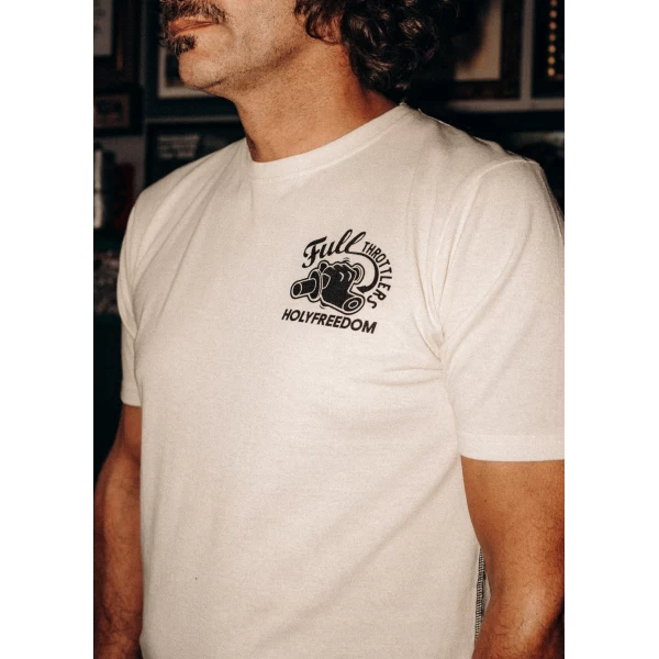 Dettaglio del tessuto bianco e della finitura minimal, con stile t-shirt custom Holyfreedom.