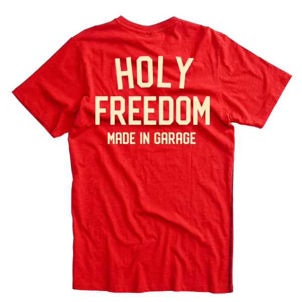 Vista frontale della Holyfreedom Crew Red T-Shirt donna in cotone riciclato e fit essenziale.