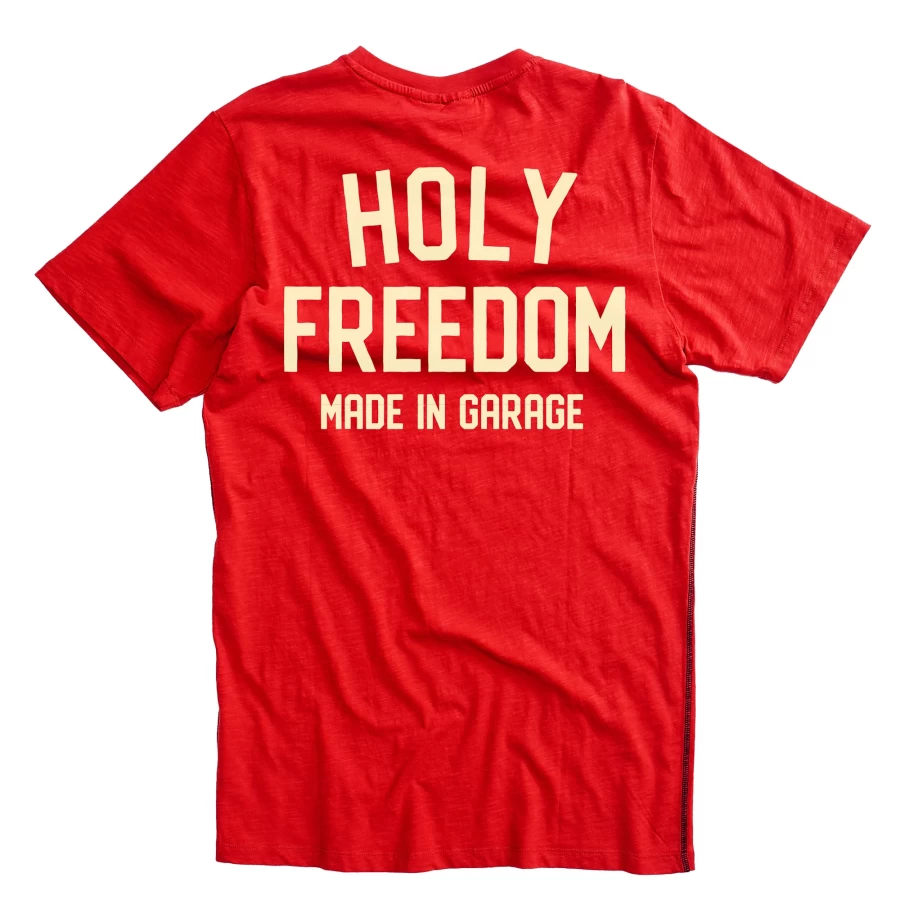 Vista frontale della Holyfreedom Crew Red T-Shirt donna in cotone riciclato e fit essenziale.