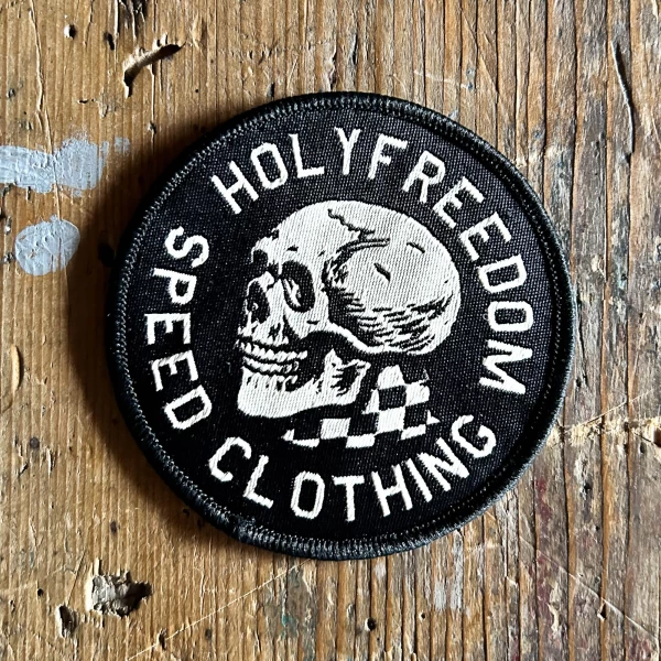 Vista frontale della Skull Patch Holyfreedom con grafica audace.