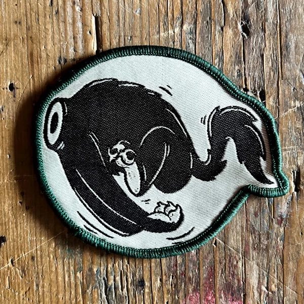 Vista frontale della Runner Patch Holyfreedom con grafica dinamica.