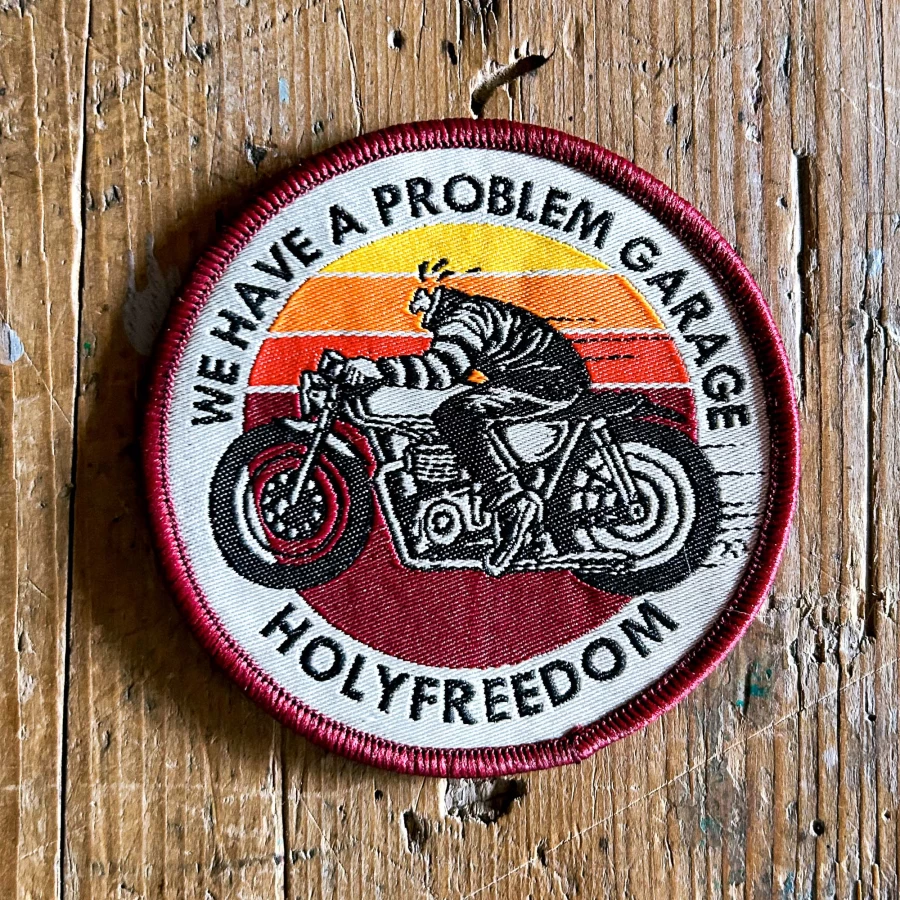 Dettaglio delle grafiche esclusive del box patch Holyfreedom per stile custom.