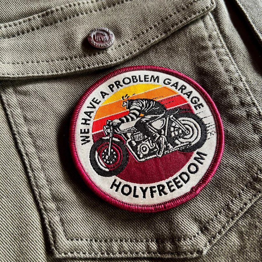 Dettaglio grafica Sunset Patch Holyfreedom, ricamo custom per stile cafe racer.