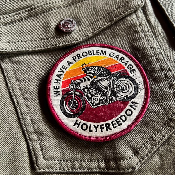 Dettaglio grafica Sunset Patch Holyfreedom, ricamo custom per stile cafe racer.