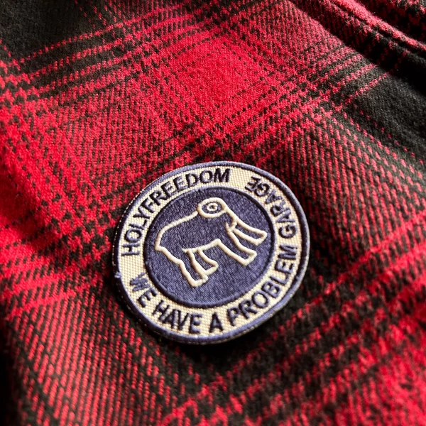 Dettaglio del logo patch originale Holyfreedom con finiture pulite e precise.