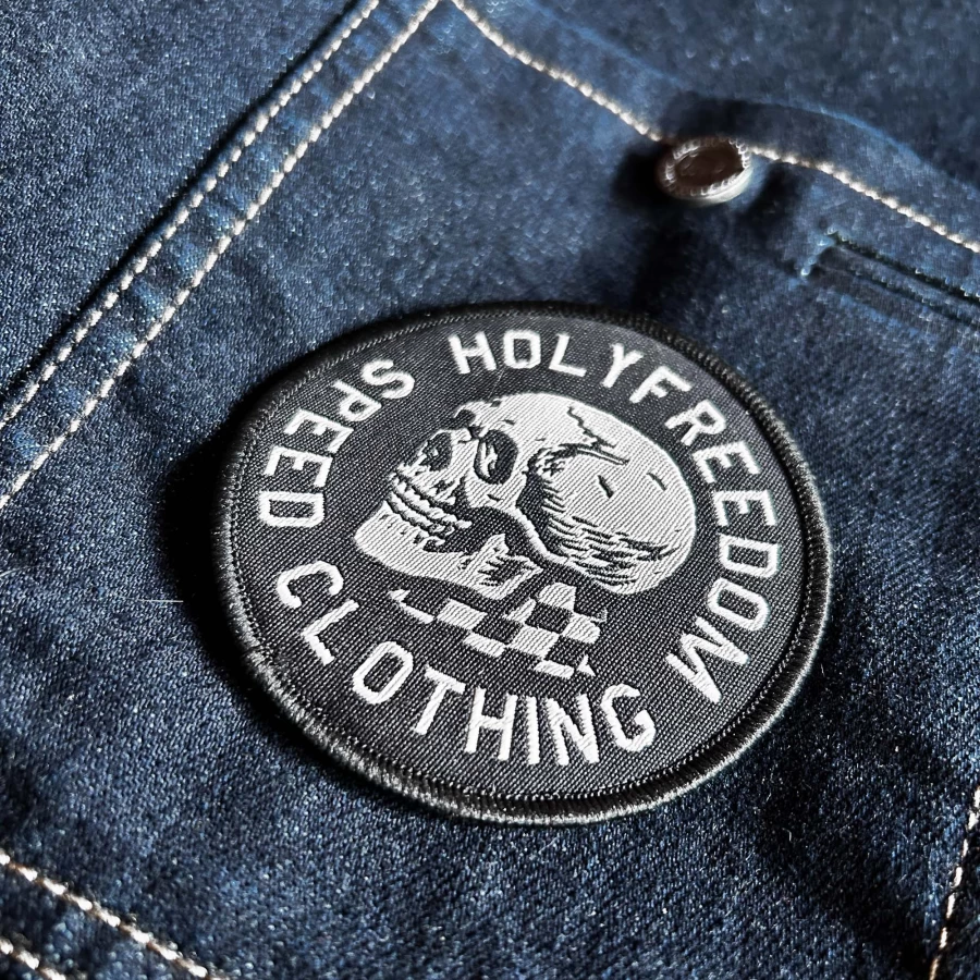 Dettaglio del teschio originale Holyfreedom sulle patch in stile garage.