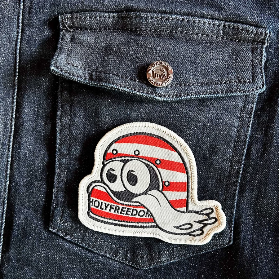 Dettaglio grafico della patch originale Holyfreedom ispirata al casco e al mondo custom.