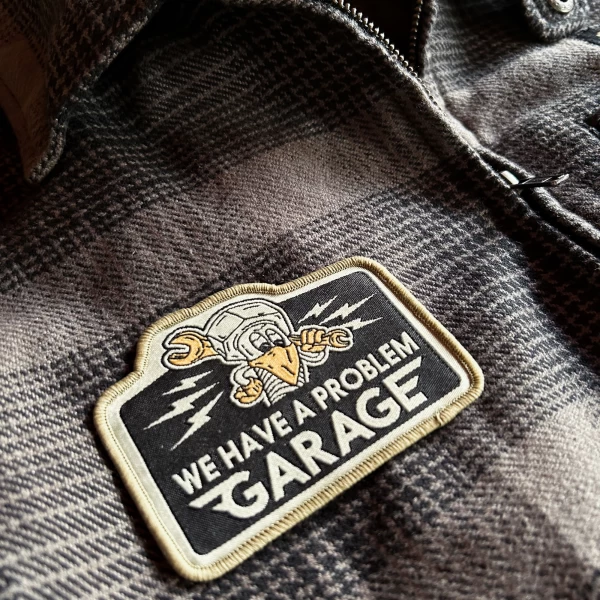 Dettaglio grafico della patch originale Holyfreedom con stile ribelle e finitura ricamata.