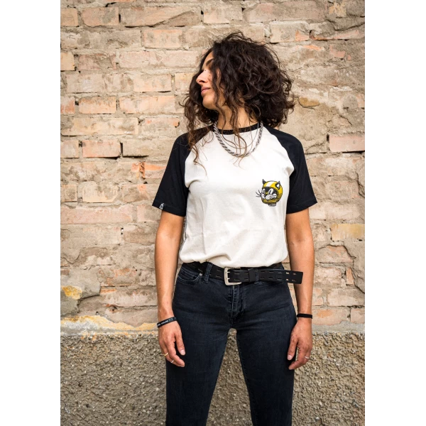 Outfit donna con t-shirt grafica, denim e giacca moto per un look custom creativo.