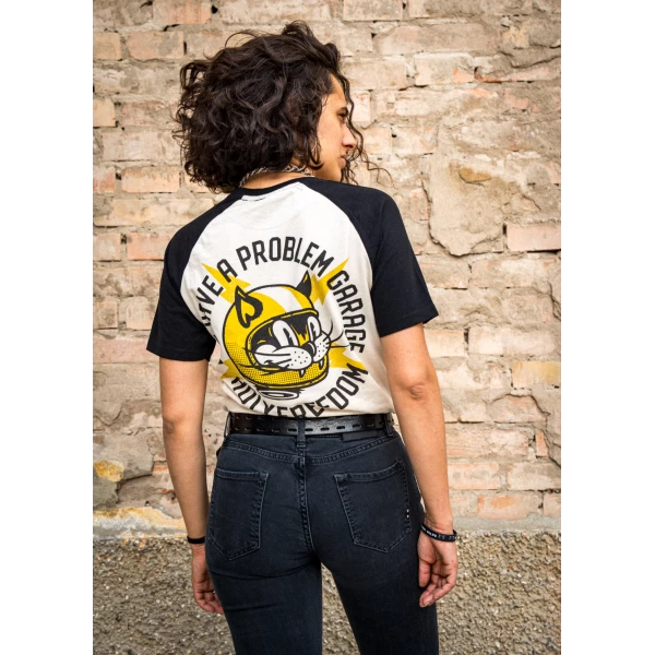 Outfit donna con t-shirt grafica, denim e giacca moto per un look custom creativo.