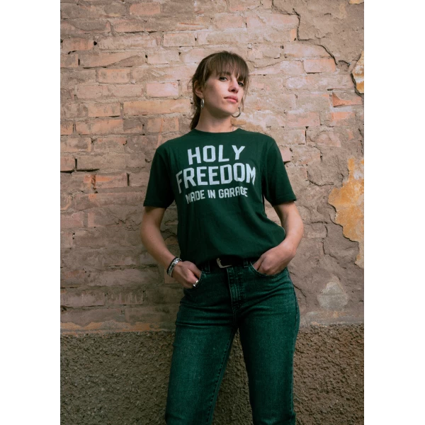 Fit femminile della Crew Bottle Holyfreedom, facile da abbinare a jeans e giacca moto.