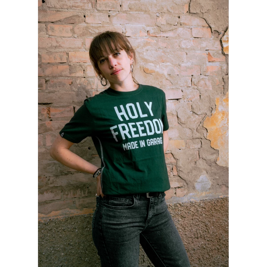 Women's fit of the Holyfreedom Crew Bottle T-shirt, easy with jeans or a riding jacket.