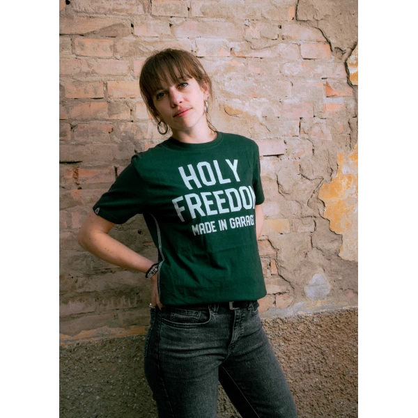 Women's fit of the Holyfreedom Crew Bottle T-shirt, easy with jeans or a riding jacket.