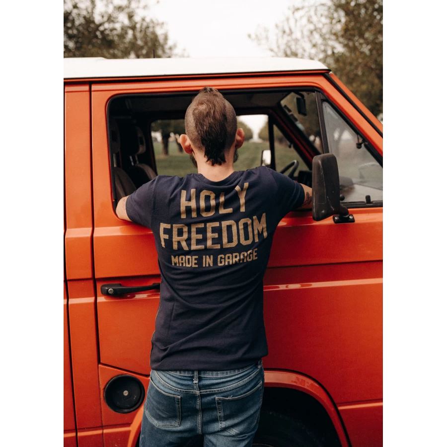 Fit facile della t-shirt blu moto per outfit quotidiani, jeans e stivali.