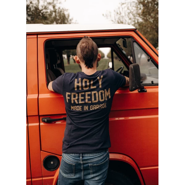 Fit facile della t-shirt blu moto per outfit quotidiani, jeans e stivali.