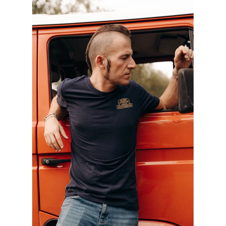 Fit facile della t-shirt blu moto per outfit quotidiani, jeans e stivali.