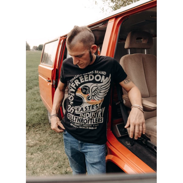 Fit casual della T-shirt Wing Holyfreedom, look custom per moto e tempo libero.