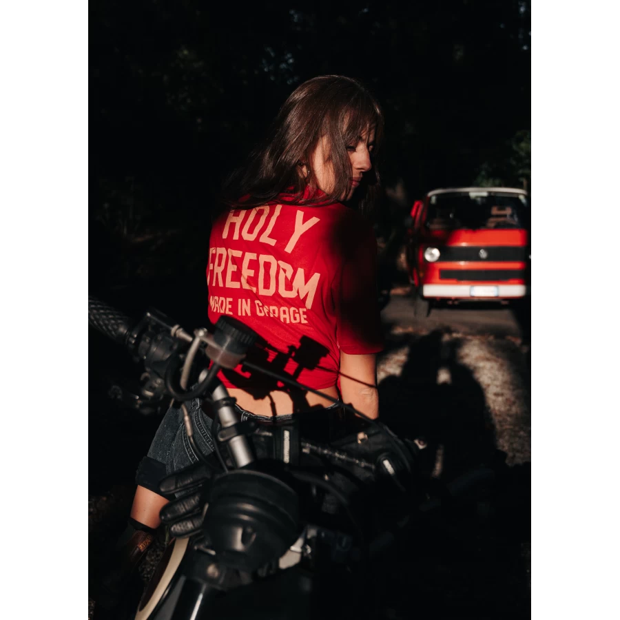 Fit femminile della Crew Red Holyfreedom, facile da abbinare a jeans e giacca moto.