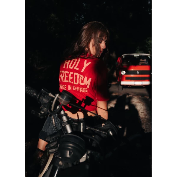 Women's fit of the Holyfreedom Crew Red T-shirt, easy with jeans or a riding jacket.