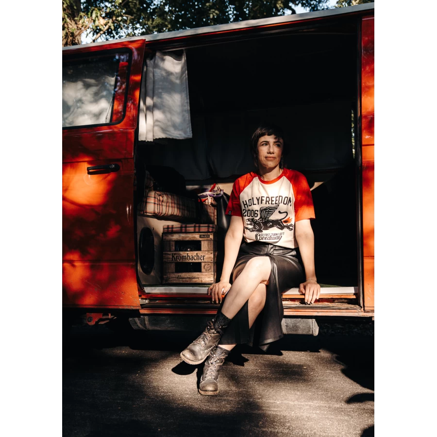 T-shirt donna Holyfreedom Fartflame indossata con jeans e look cafe racer rilassato.