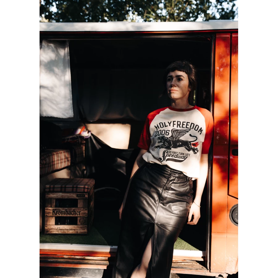 Dettaglio della grafica Fartflame su t-shirt moto donna Holyfreedom, stile custom originale.