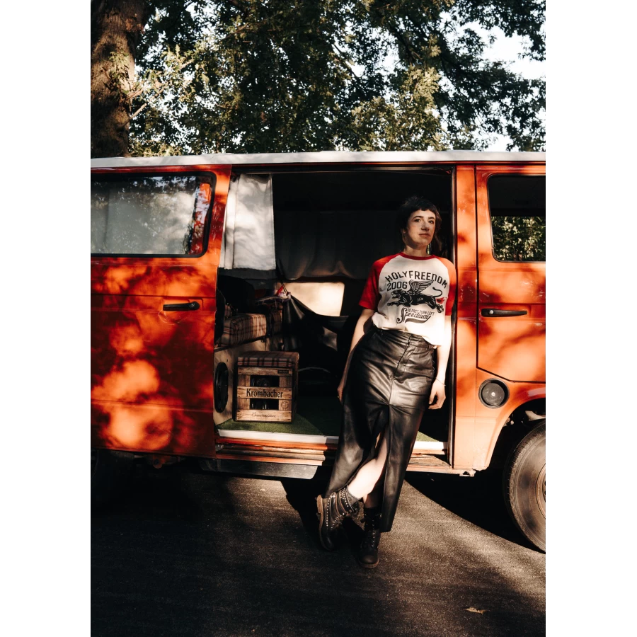 T-shirt donna Holyfreedom Fartflame indossata con jeans e look cafe racer rilassato.