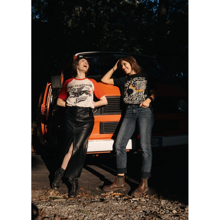 T-shirt donna Holyfreedom Fartflame indossata con jeans e look cafe racer rilassato.