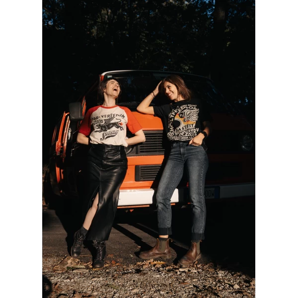T-shirt donna Holyfreedom Fartflame indossata con jeans e look cafe racer rilassato.