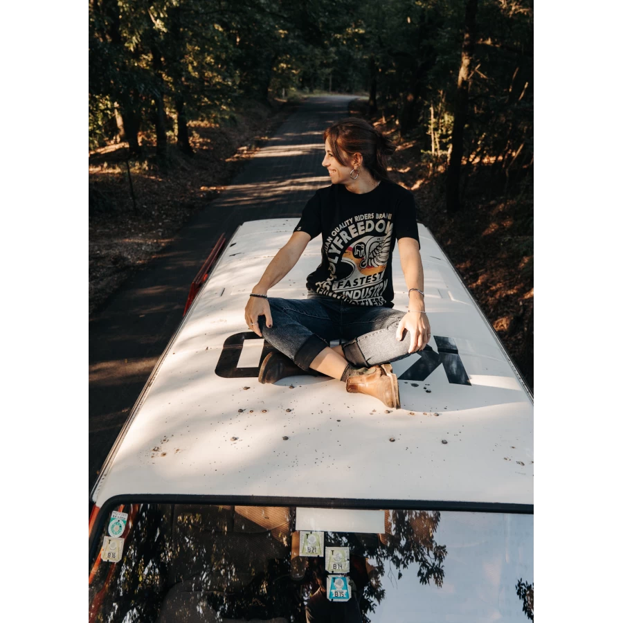 Dettaglio grafico Wing su t-shirt moto donna, stile vintage e identità Holyfreedom.