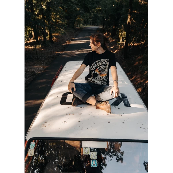 Dettaglio grafico Wing su t-shirt moto donna, stile vintage e identità Holyfreedom.