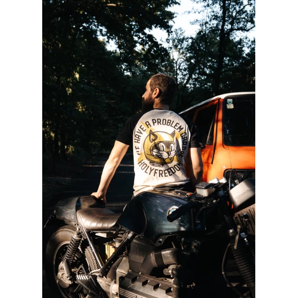 Fit e lifestyle della t-shirt moto vintage Holyfreedom, perfetta con denim e giacca.