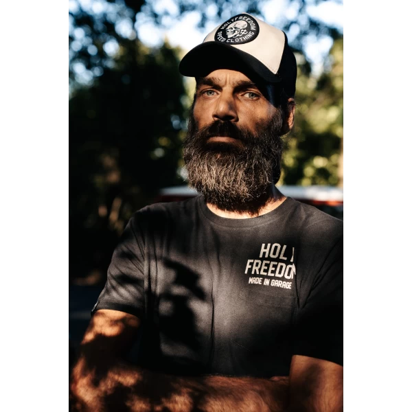 Dettaglio del taschino sulla T-shirt Pocket Black Holyfreedom dal look minimal custom.