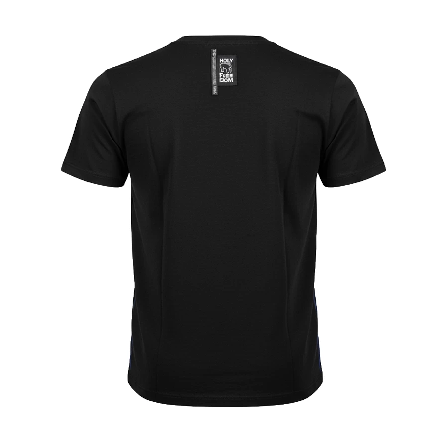 Dettaglio del tessuto in cotone e del collo sulla T-shirt basic Holyfreedom.