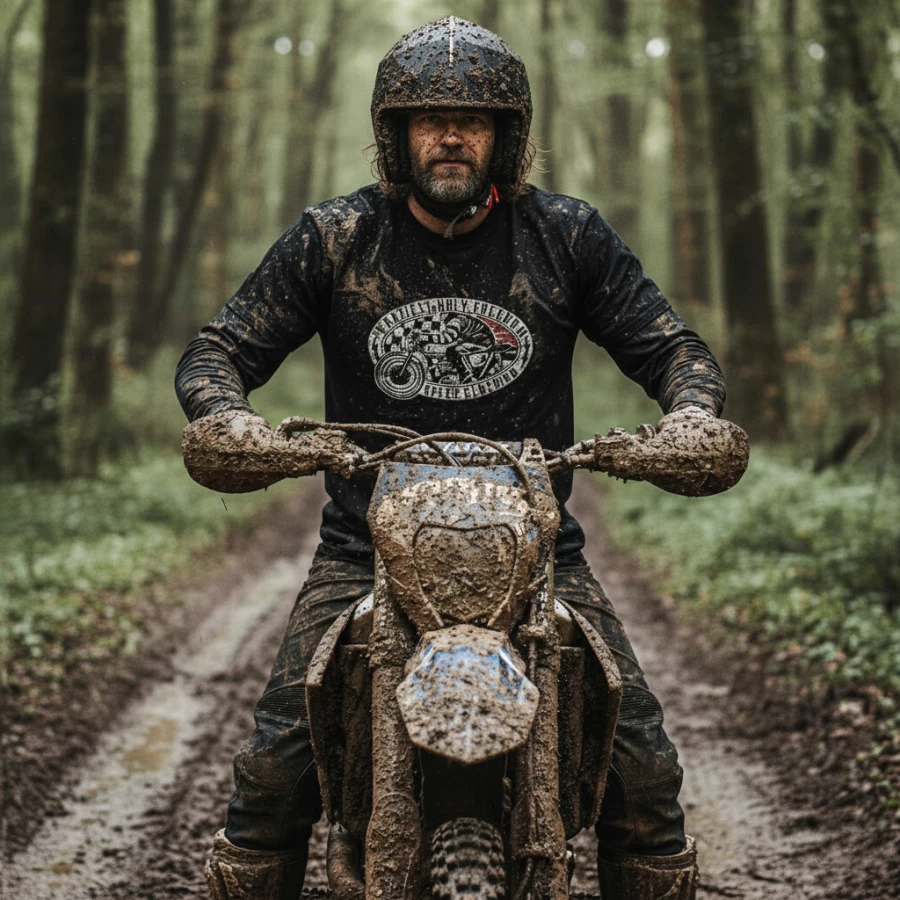 T-shirt manica lunga uomo Holyfreedom indossata in stile cafe racer urbano e rilassato.
