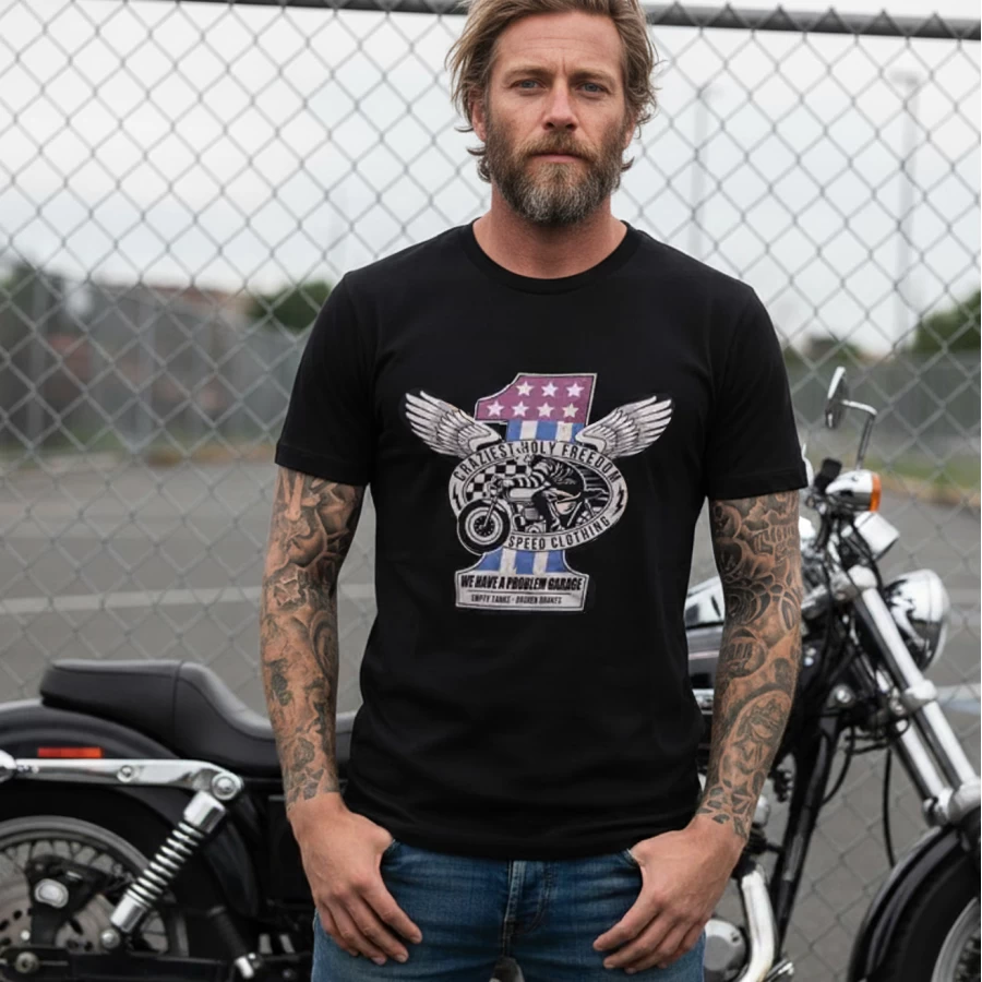 Vestibilità e lifestyle di una t-shirt basic per look cafe racer e città.