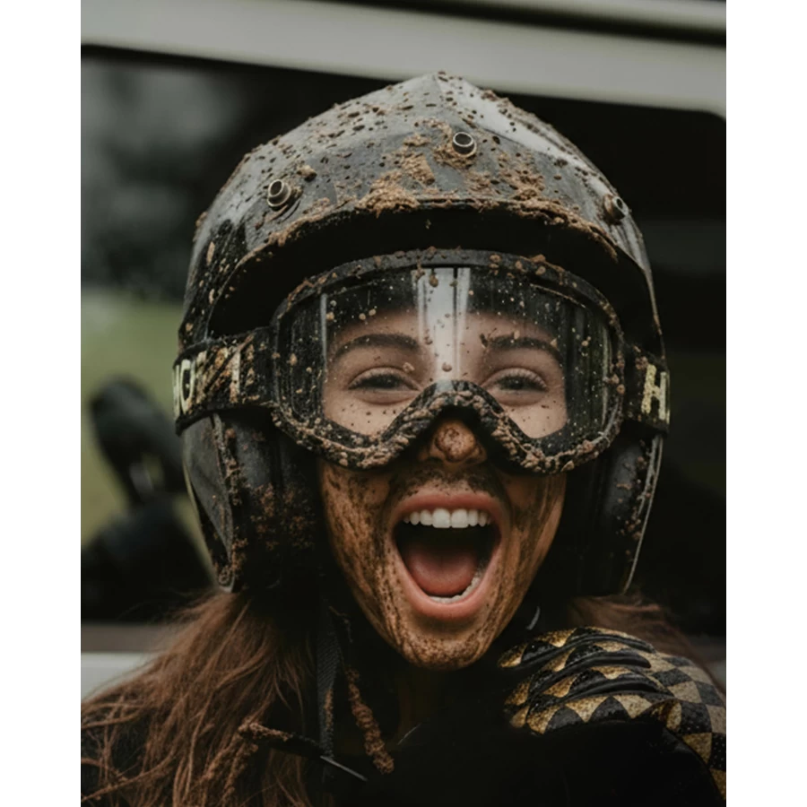 Occhiali moto vintage indossati con casco jet e giacca scrambler per un riding quotidiano.