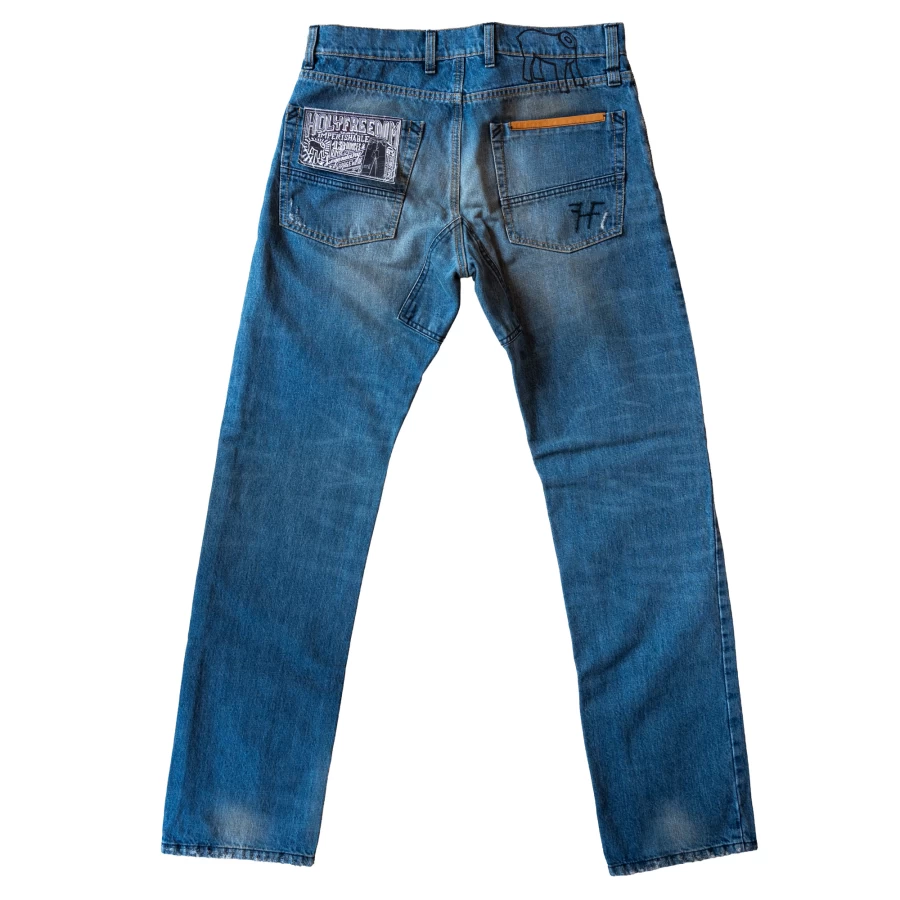 Vista frontale dei Superstone Jeans, denim moto vintage dal lavaggio stonewashed.